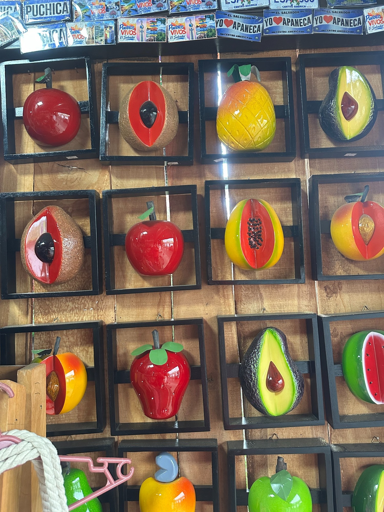 Artesanías decorativas con diseños de frutas
