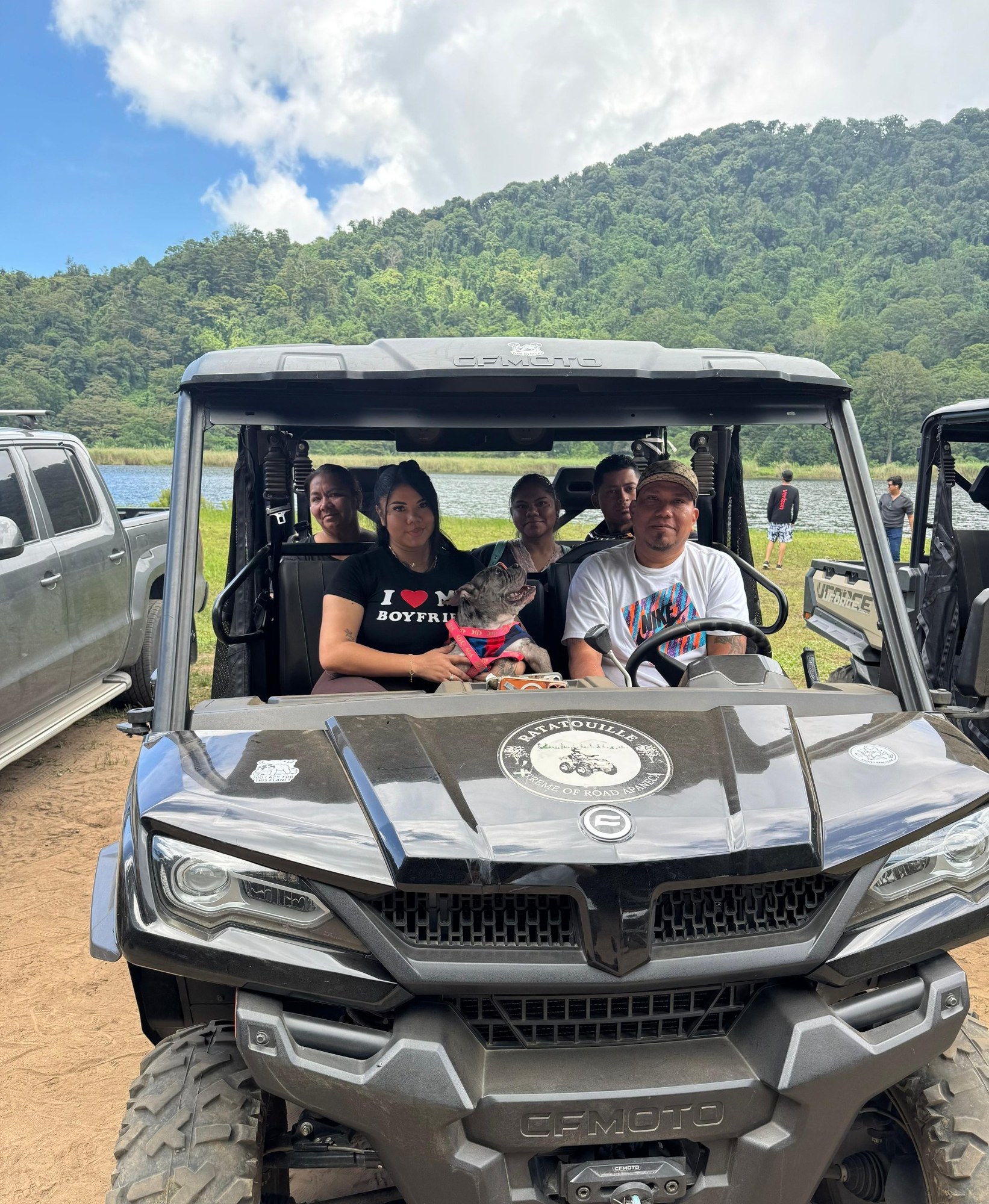 Visitantes junto a un buggy en Laguna Verde