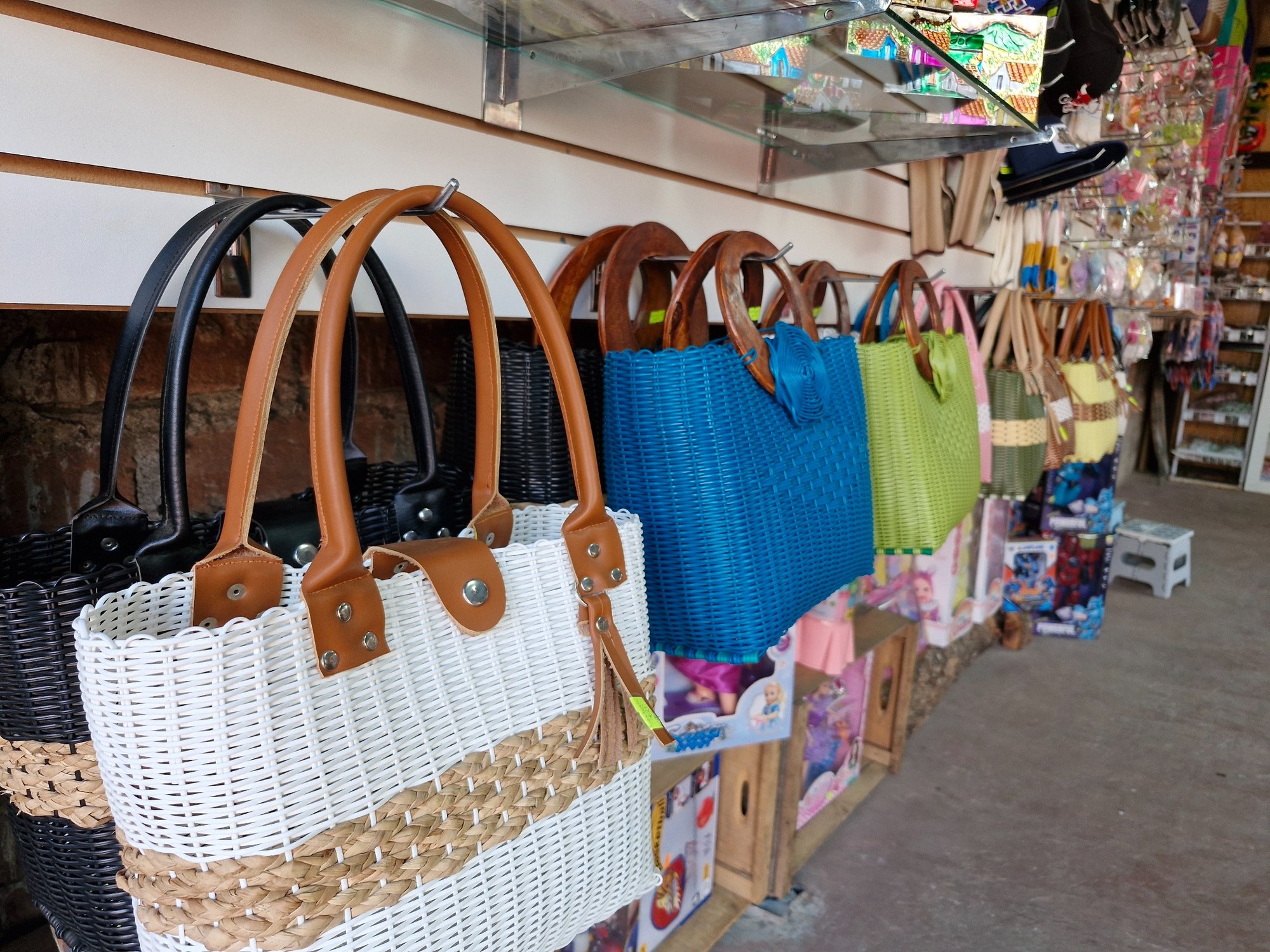 Bolsos artesanales disponibles en Apaneca