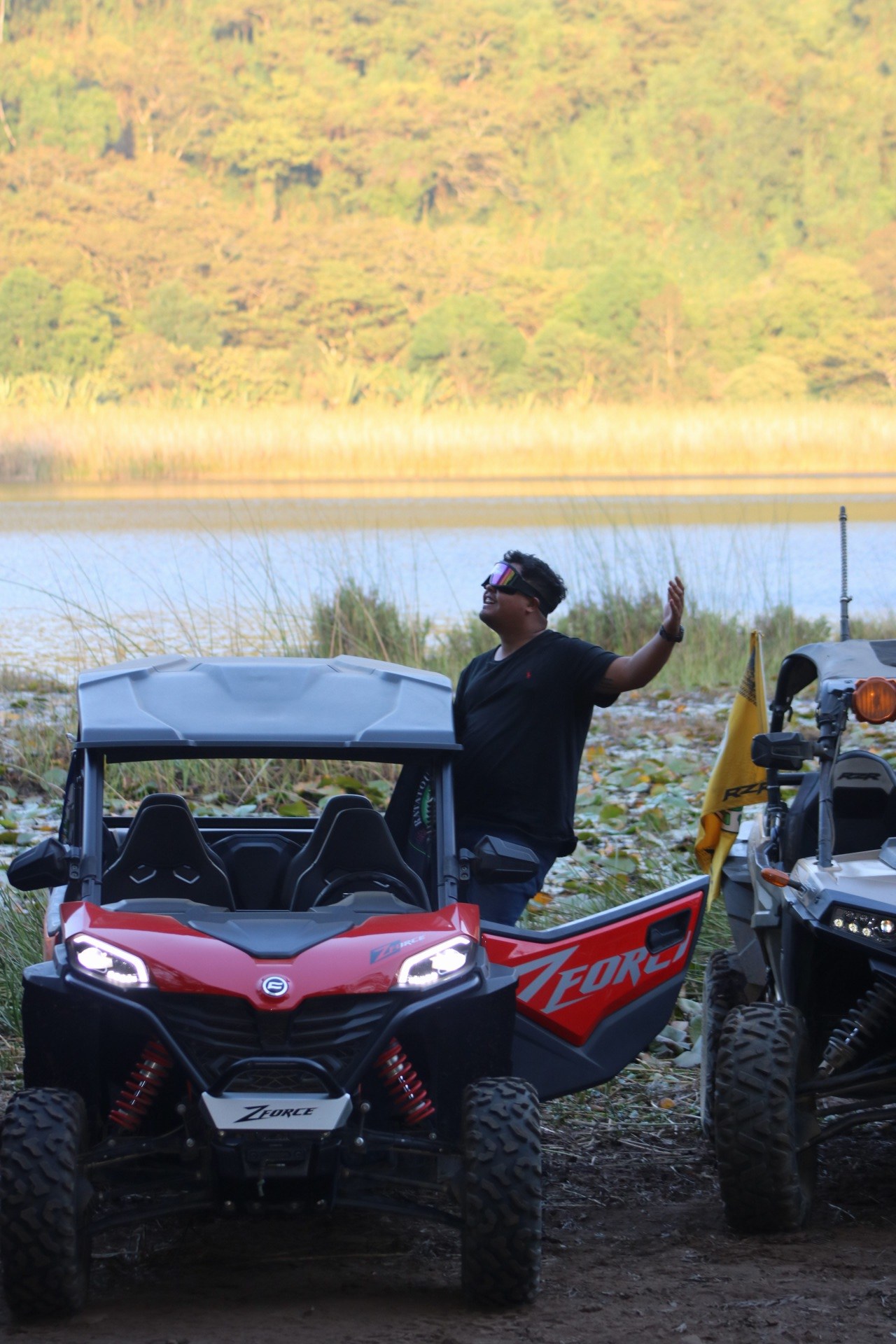 Buggy rojo frente a Laguna Verde en Apaneca