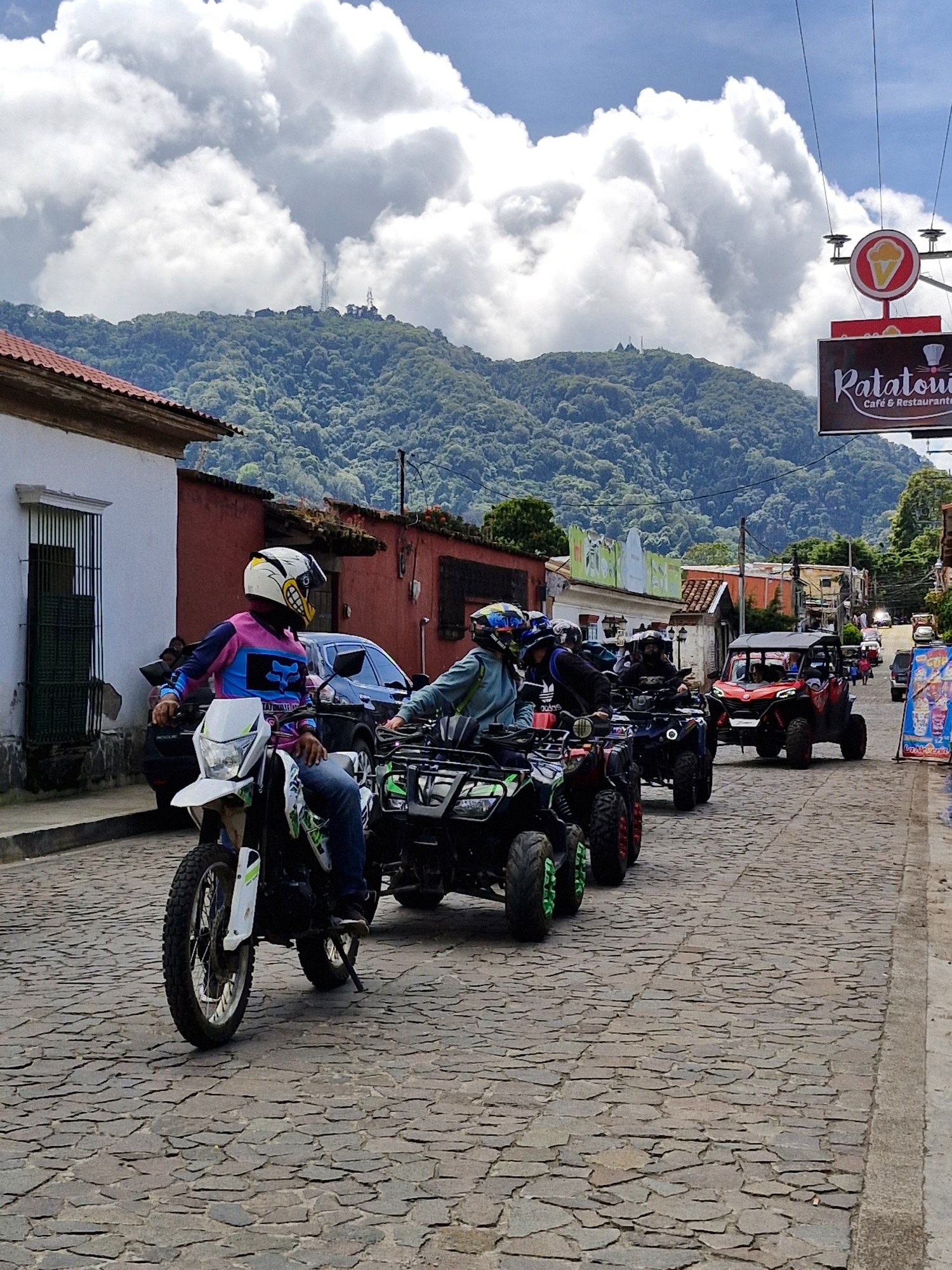Caravana de cuatrimotos recorriendo Apaneca