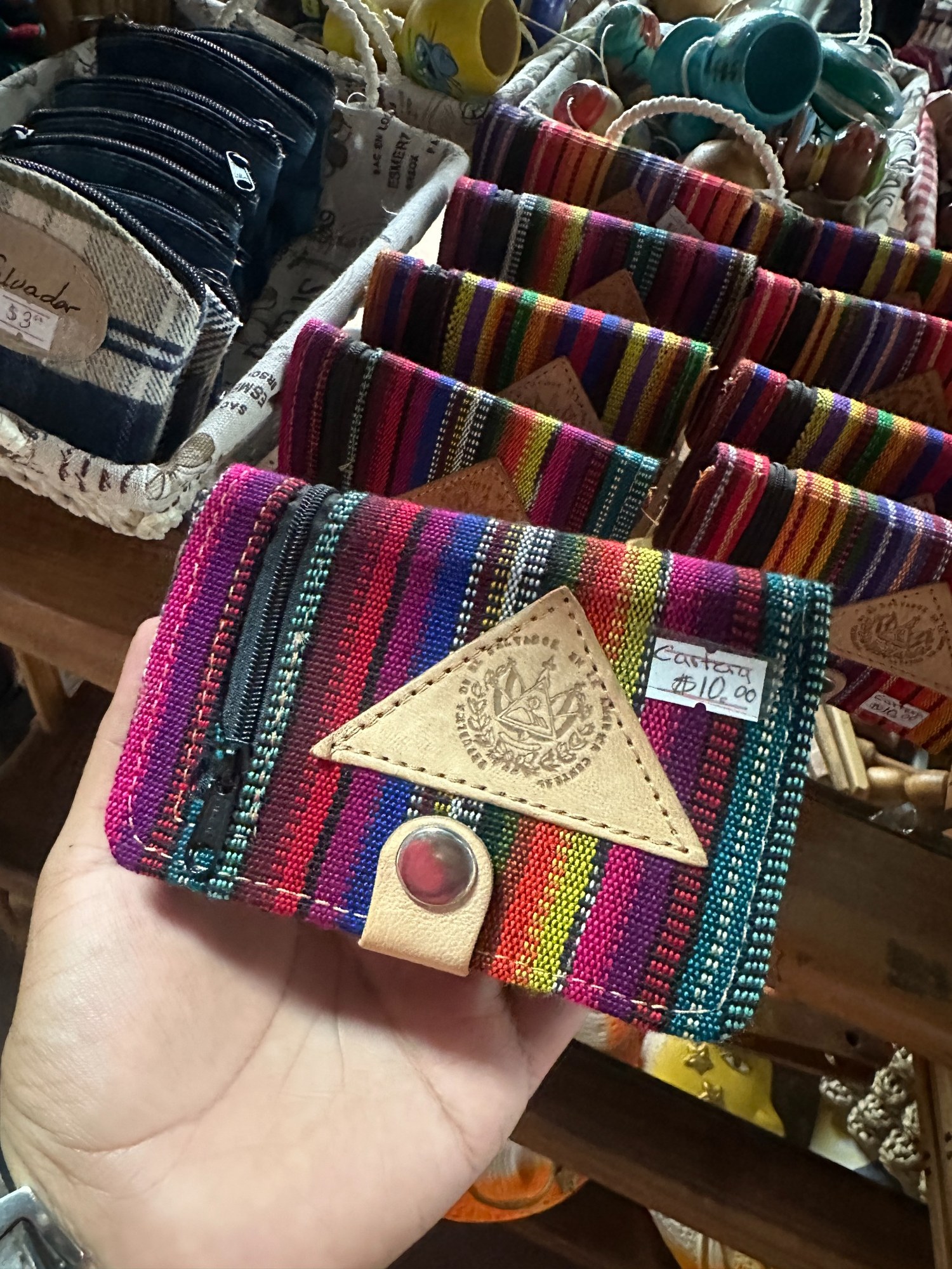 Cartera artesanal con diseño salvadoreño