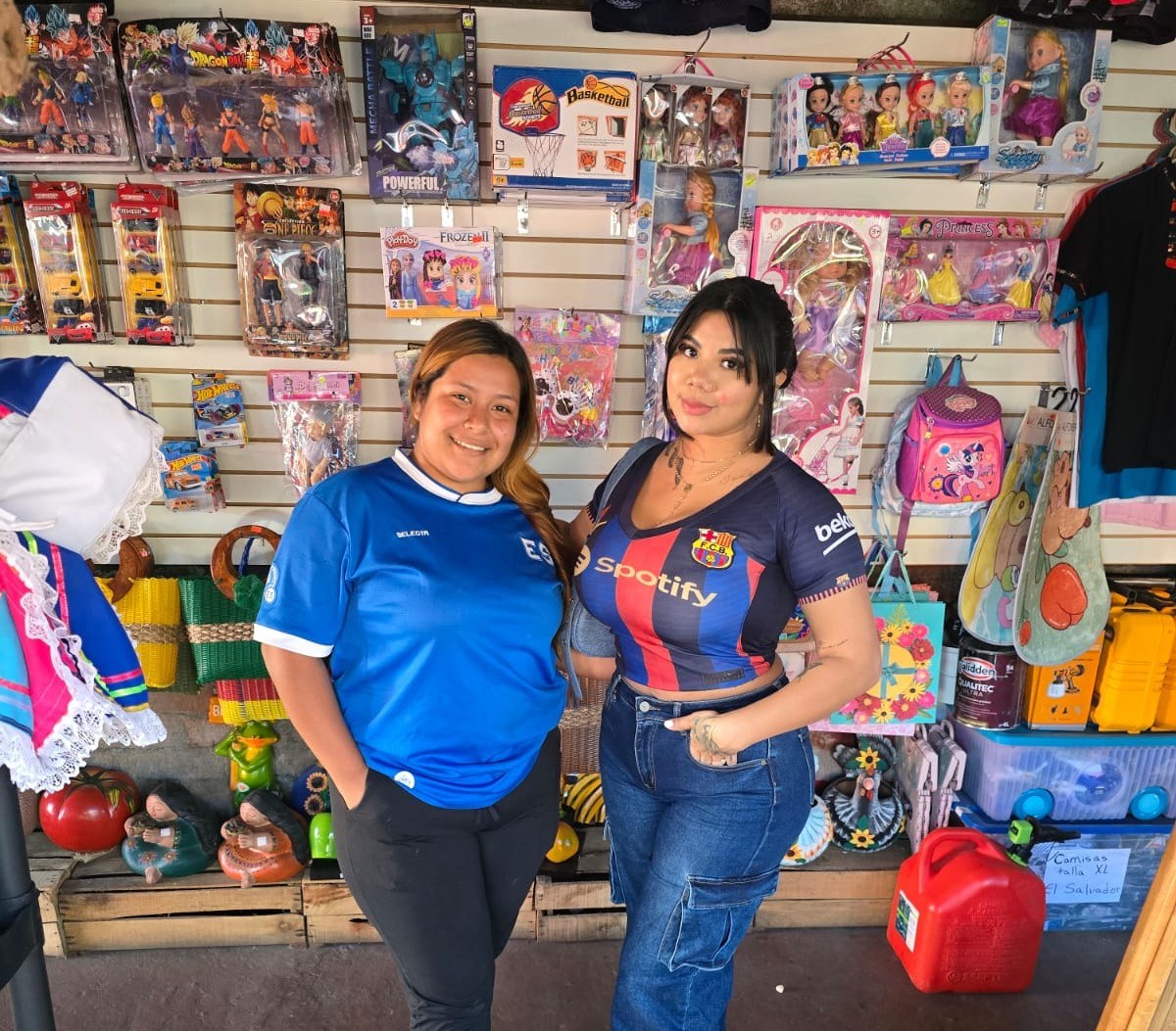 Clientes visitando una tienda de artesanías en Apaneca