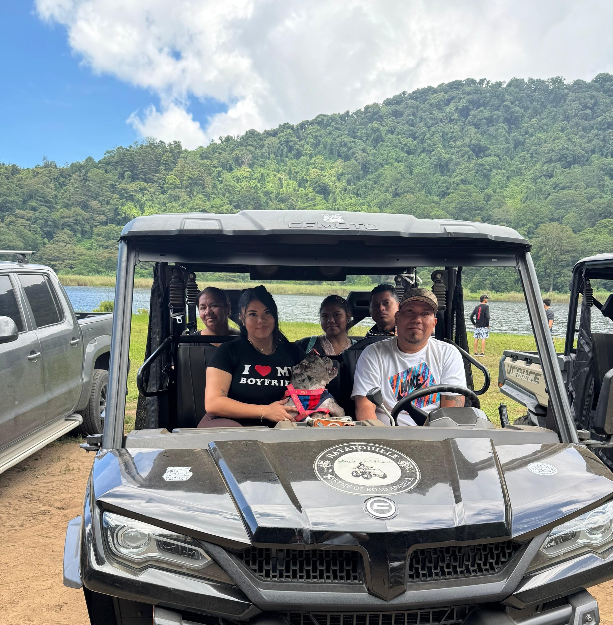 Familia disfrutando un buggy tour en Laguna Verde