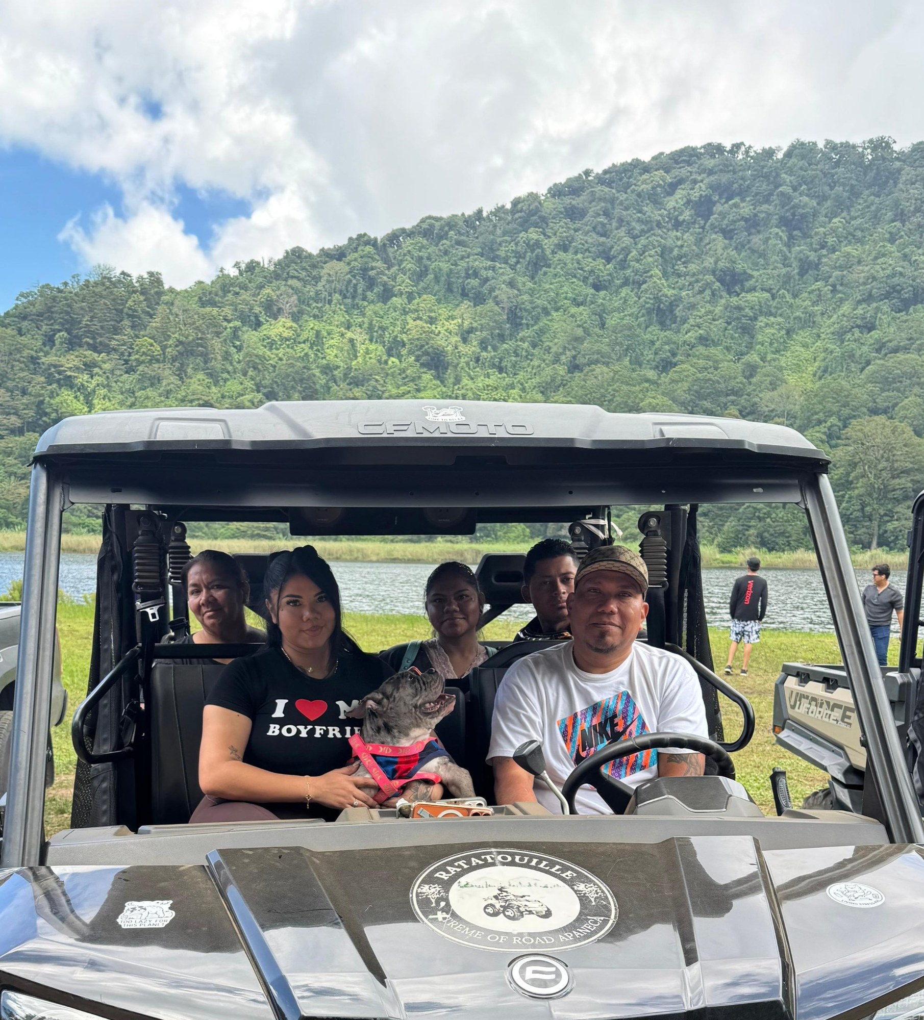 Grupo de visitantes en buggy frente a Laguna Verde