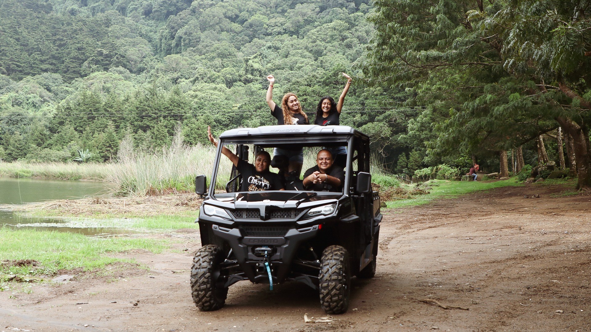 Grupo disfrutando un tour en buggy por Apaneca