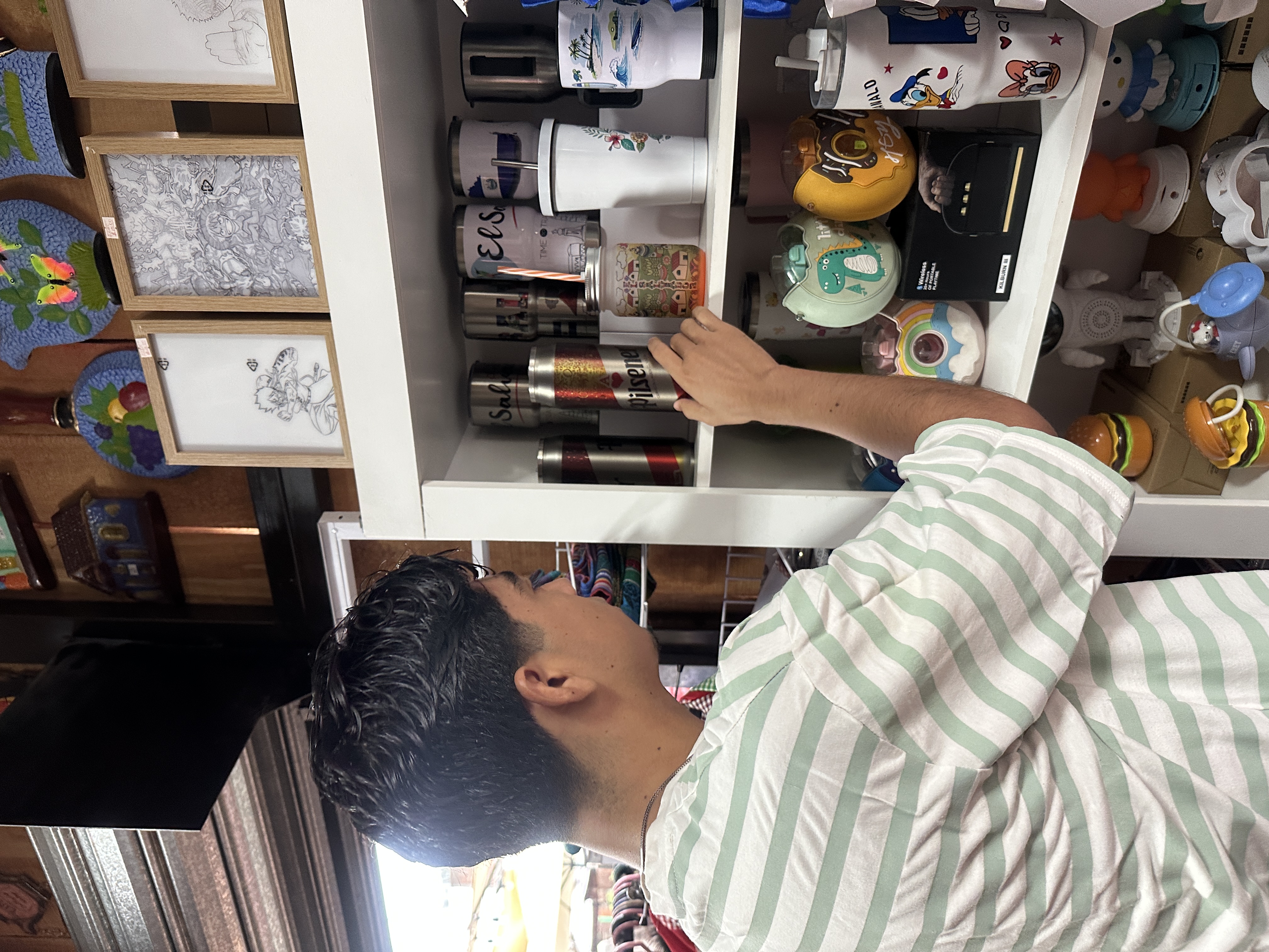 Cliente eligiendo recuerdos en boutique