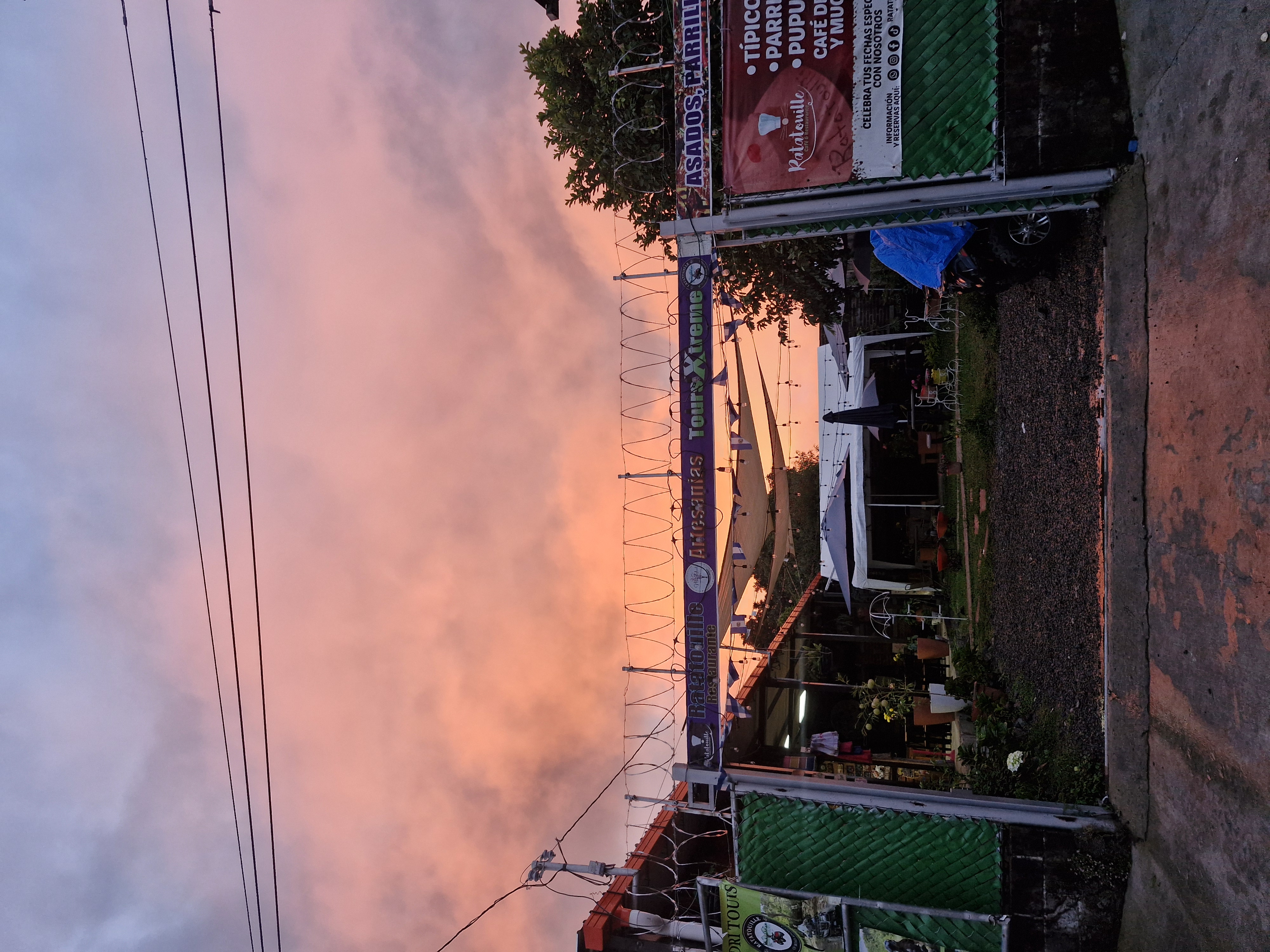 Entrada de Ratatouille al atardecer