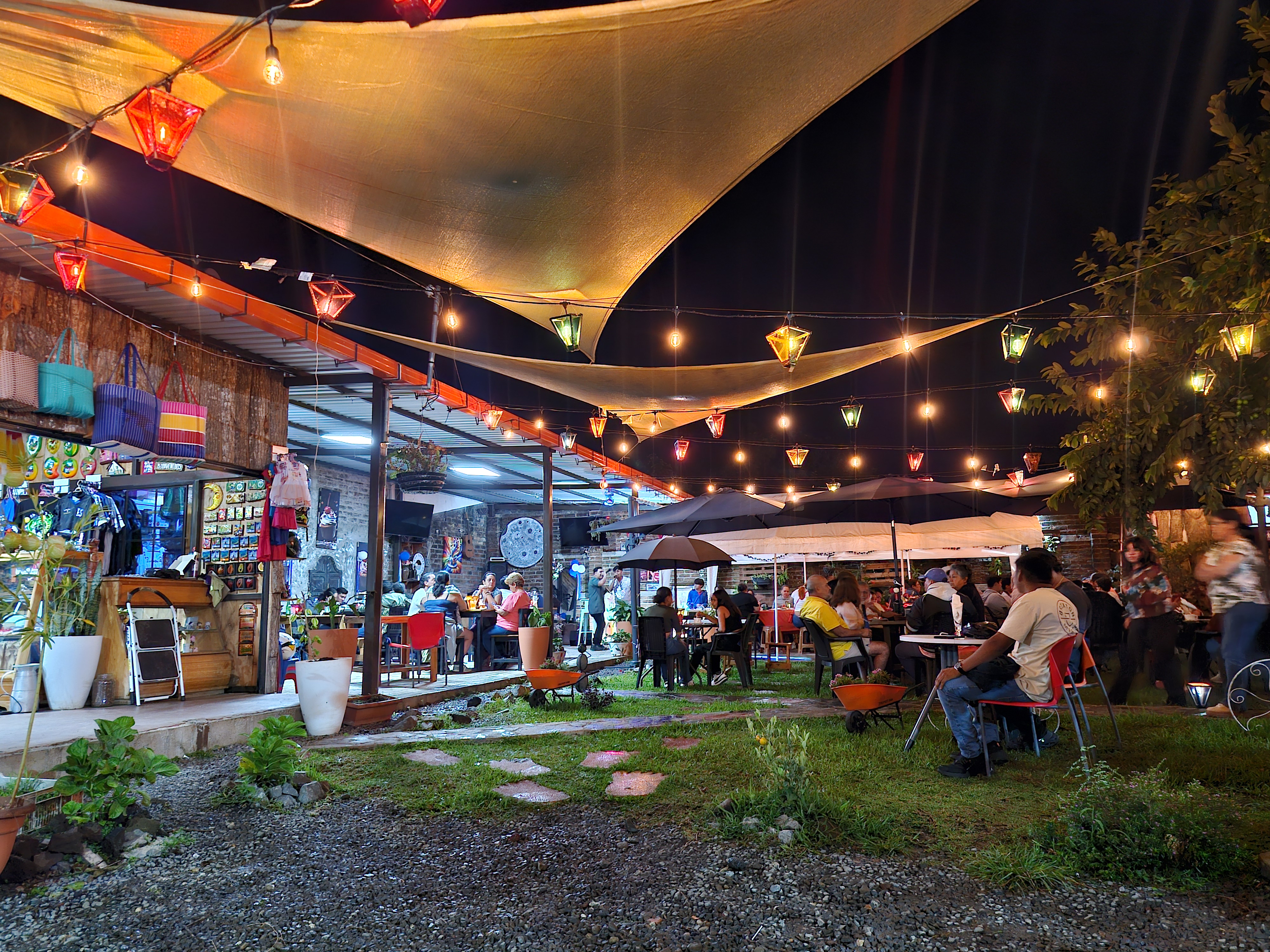 Jardín del restaurante Ratatouille por la noche