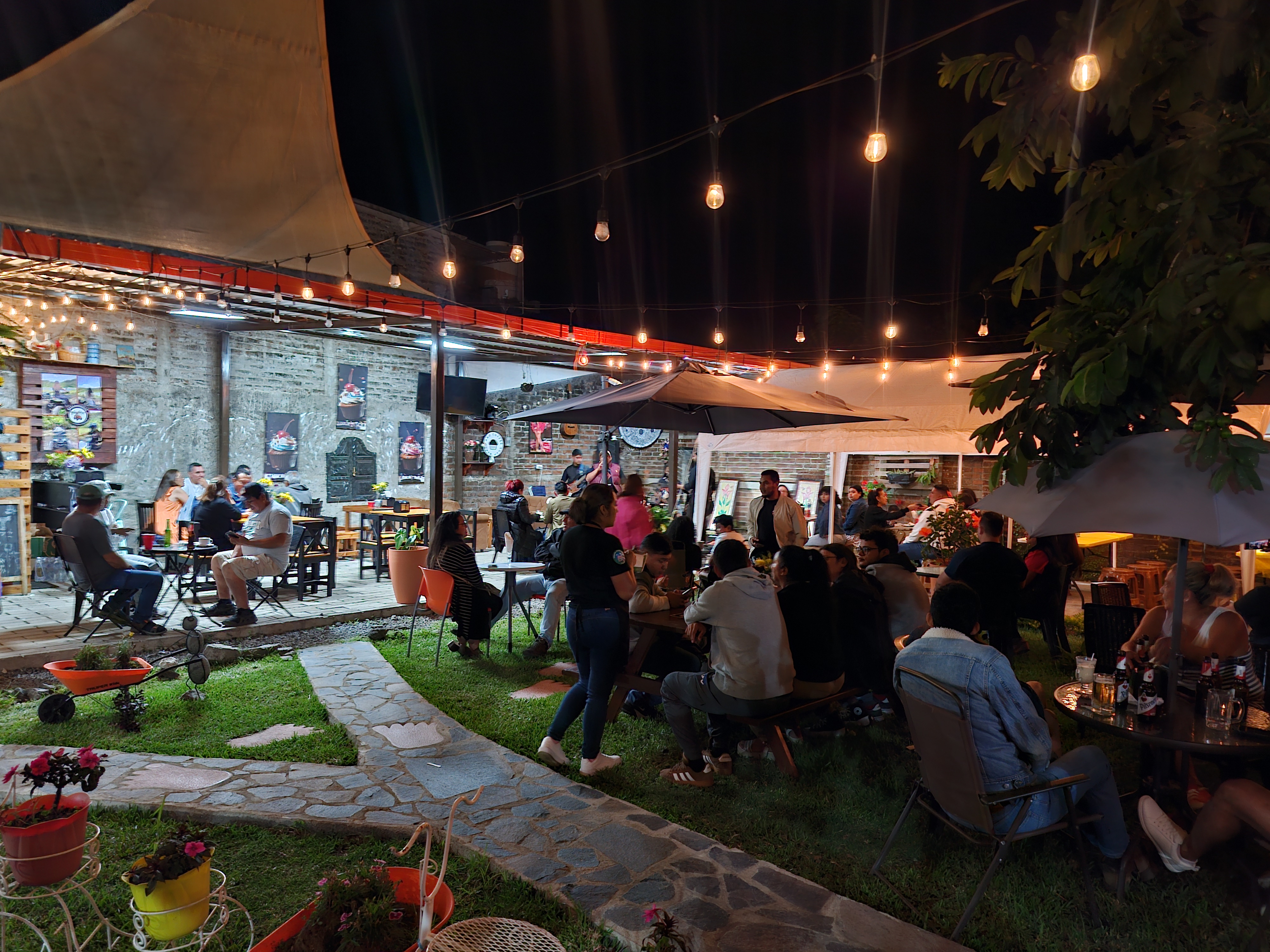 Ambiente nocturno del restaurante