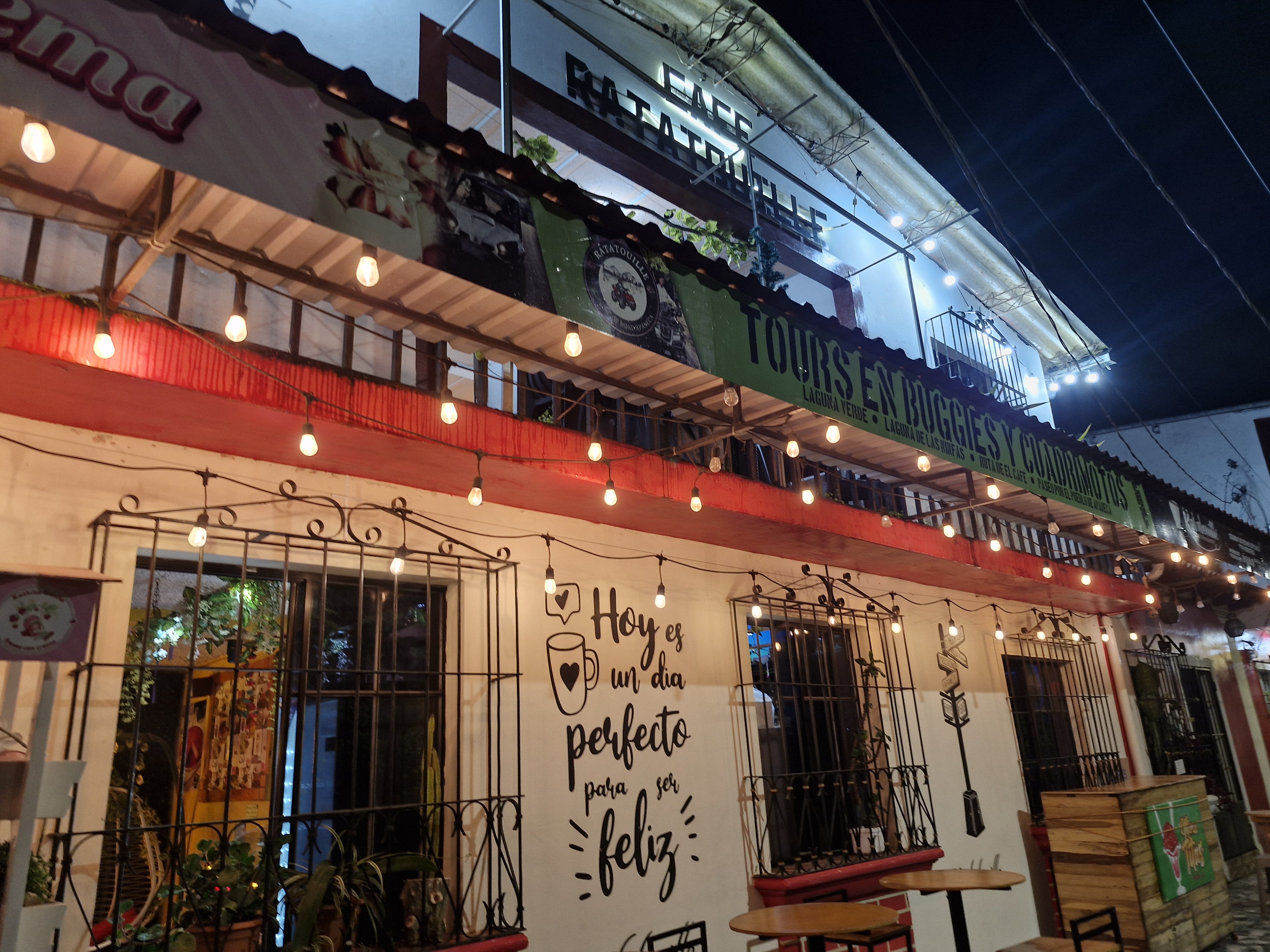 Fachada de Ratatouille iluminada