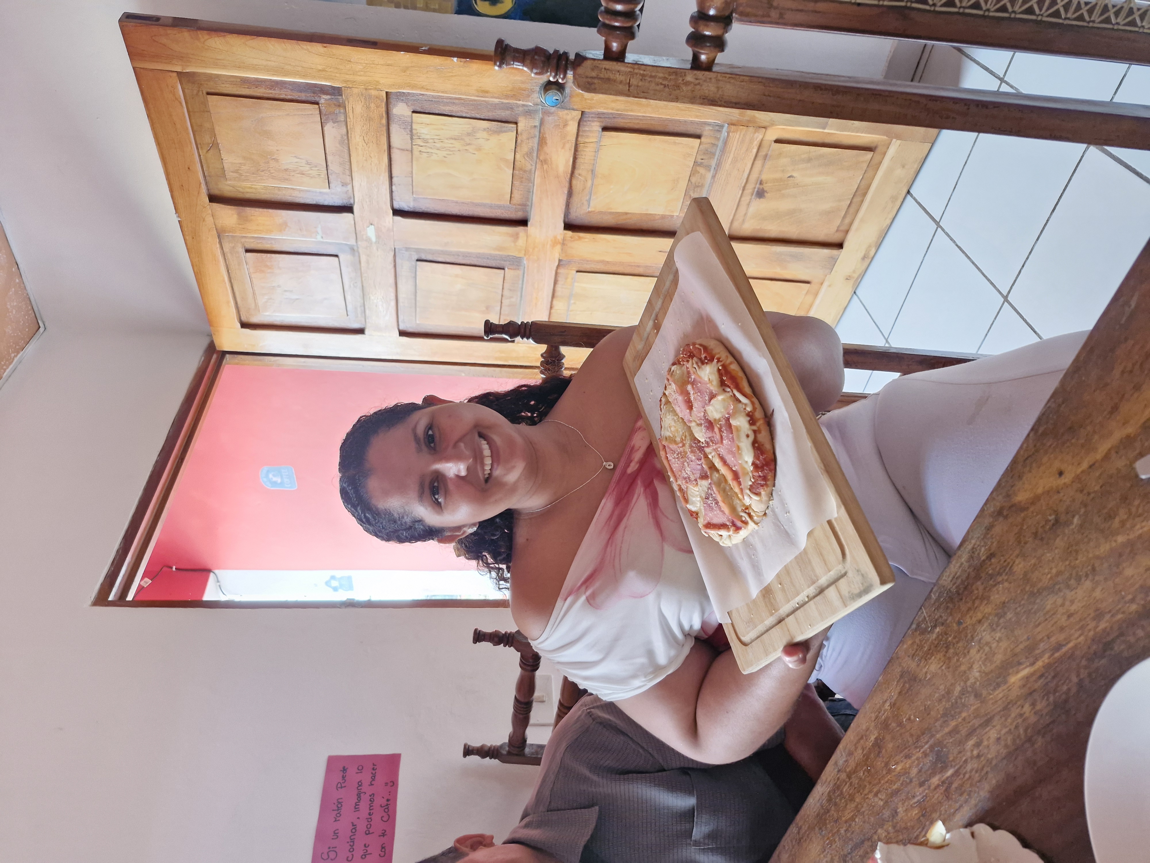 Cliente con pizza artesanal