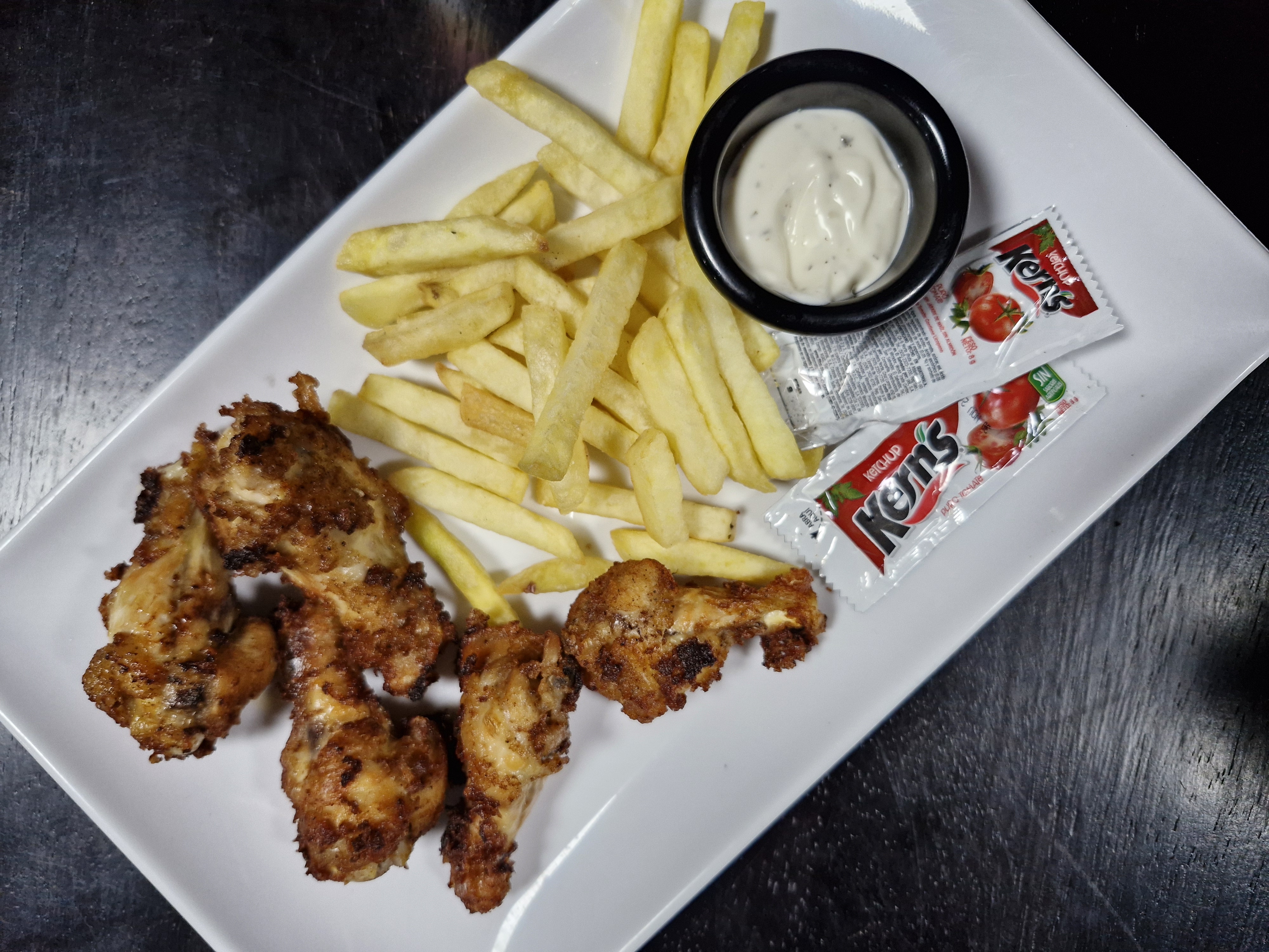 Alitas con papas fritas