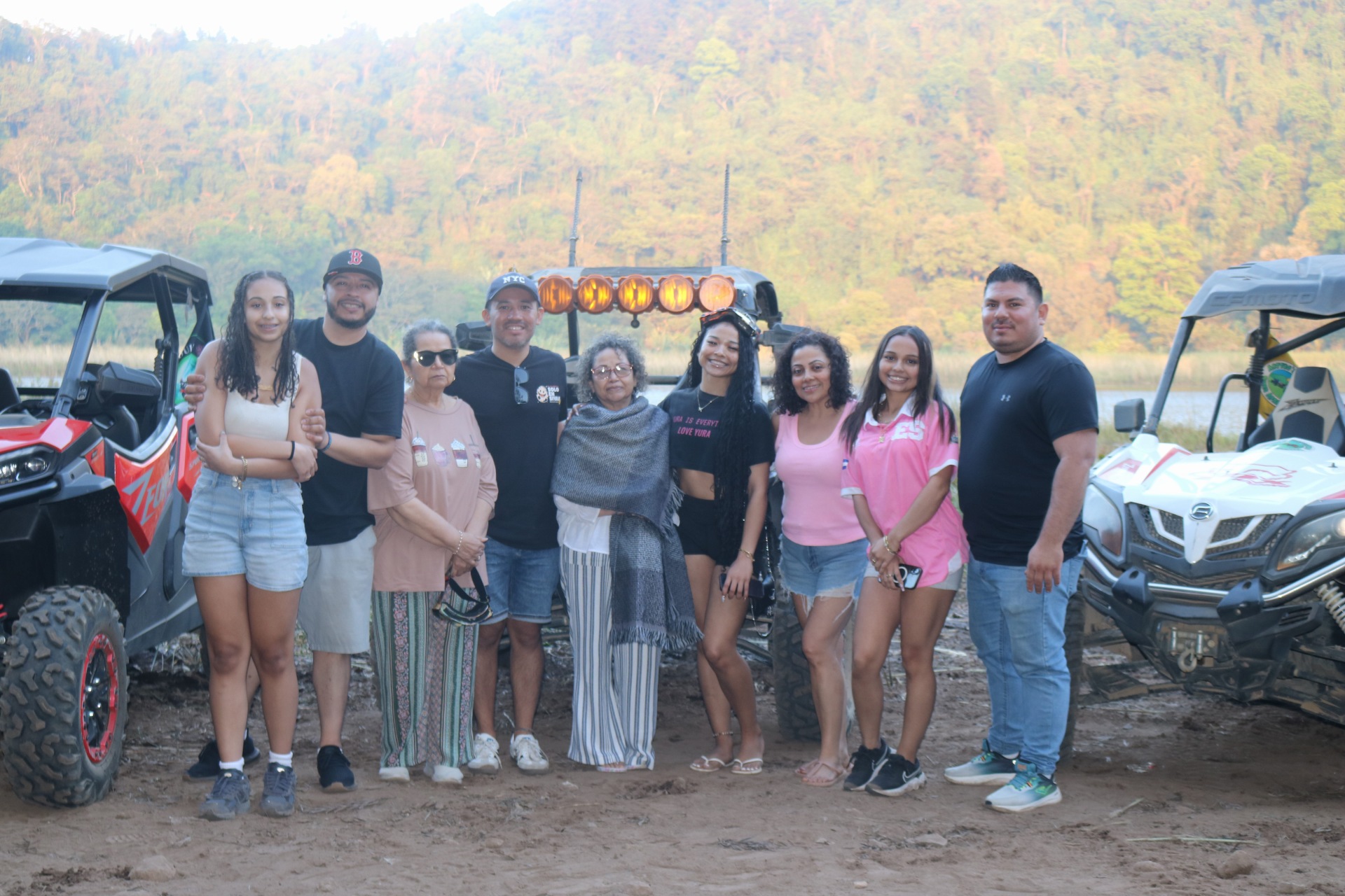 Grupo de visitantes junto a buggies en Laguna Verde