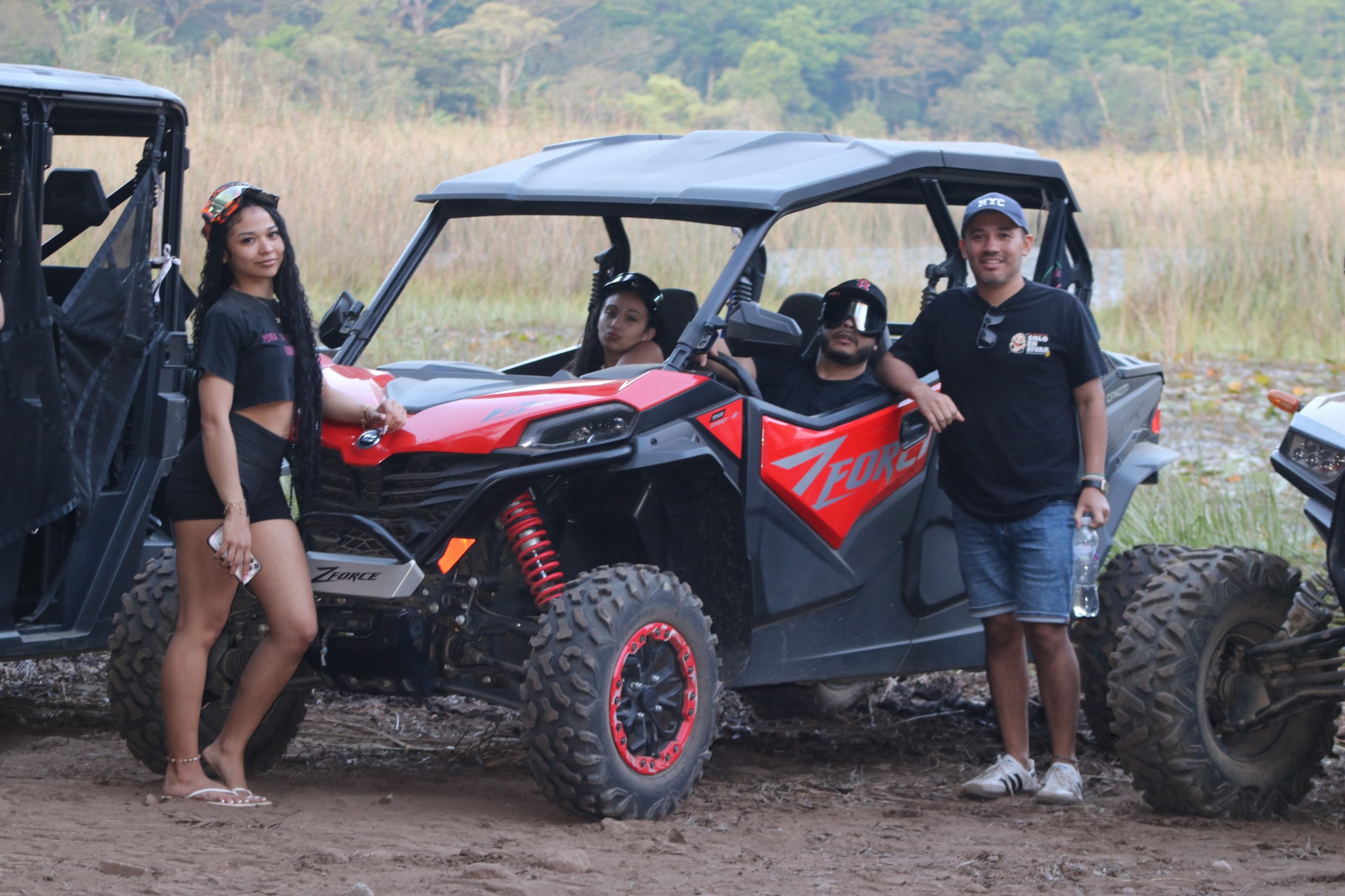 Familia disfrutando buggy en Laguna Verde