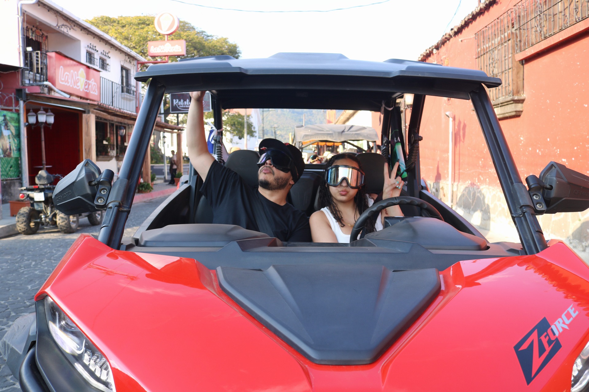 Clientes posando en buggy rojo