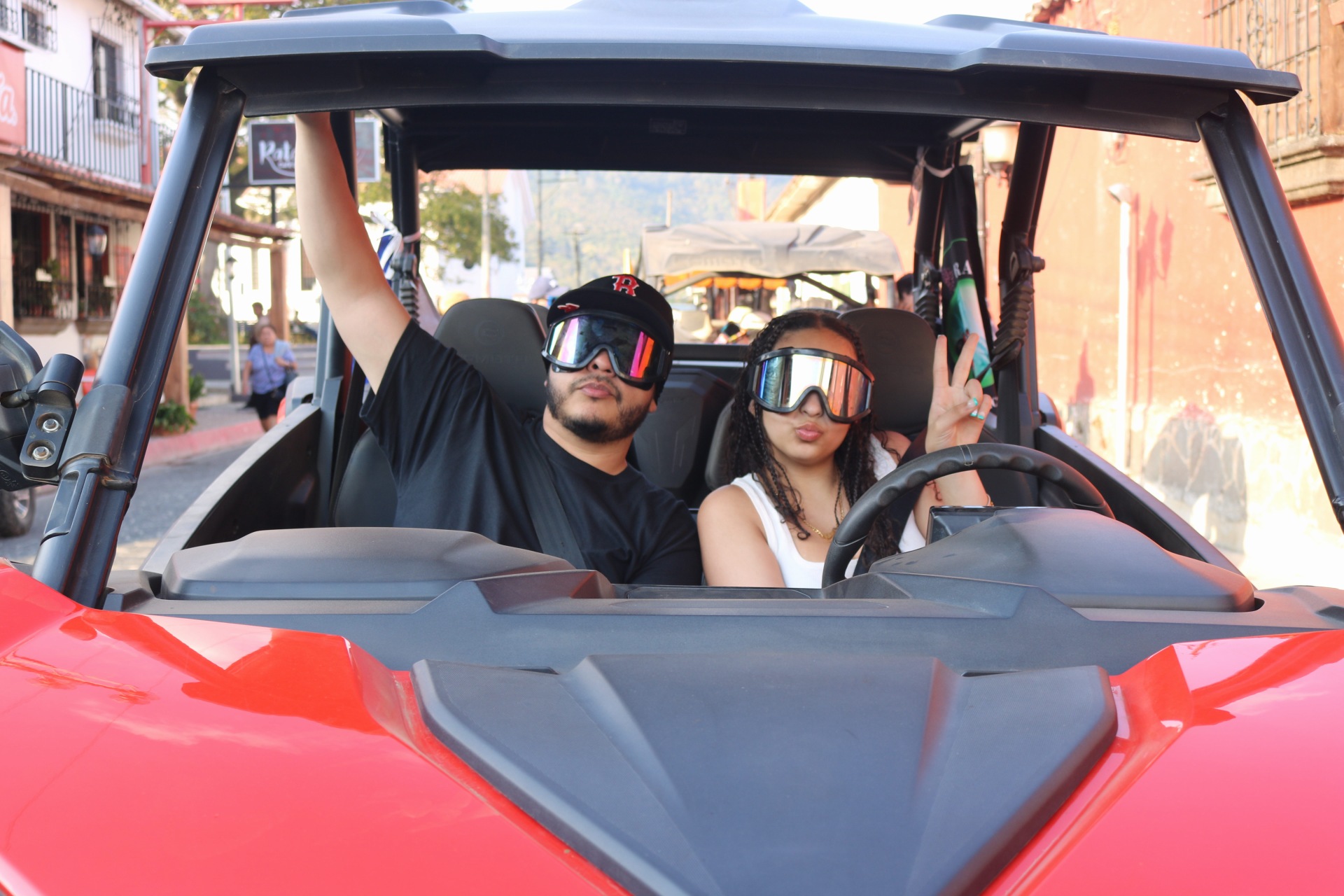 Clientes con lentes de tour en buggy rojo