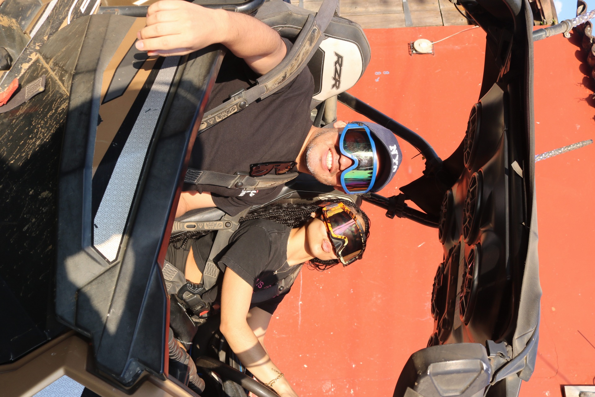 Pareja disfrutando un buggy Xtreme