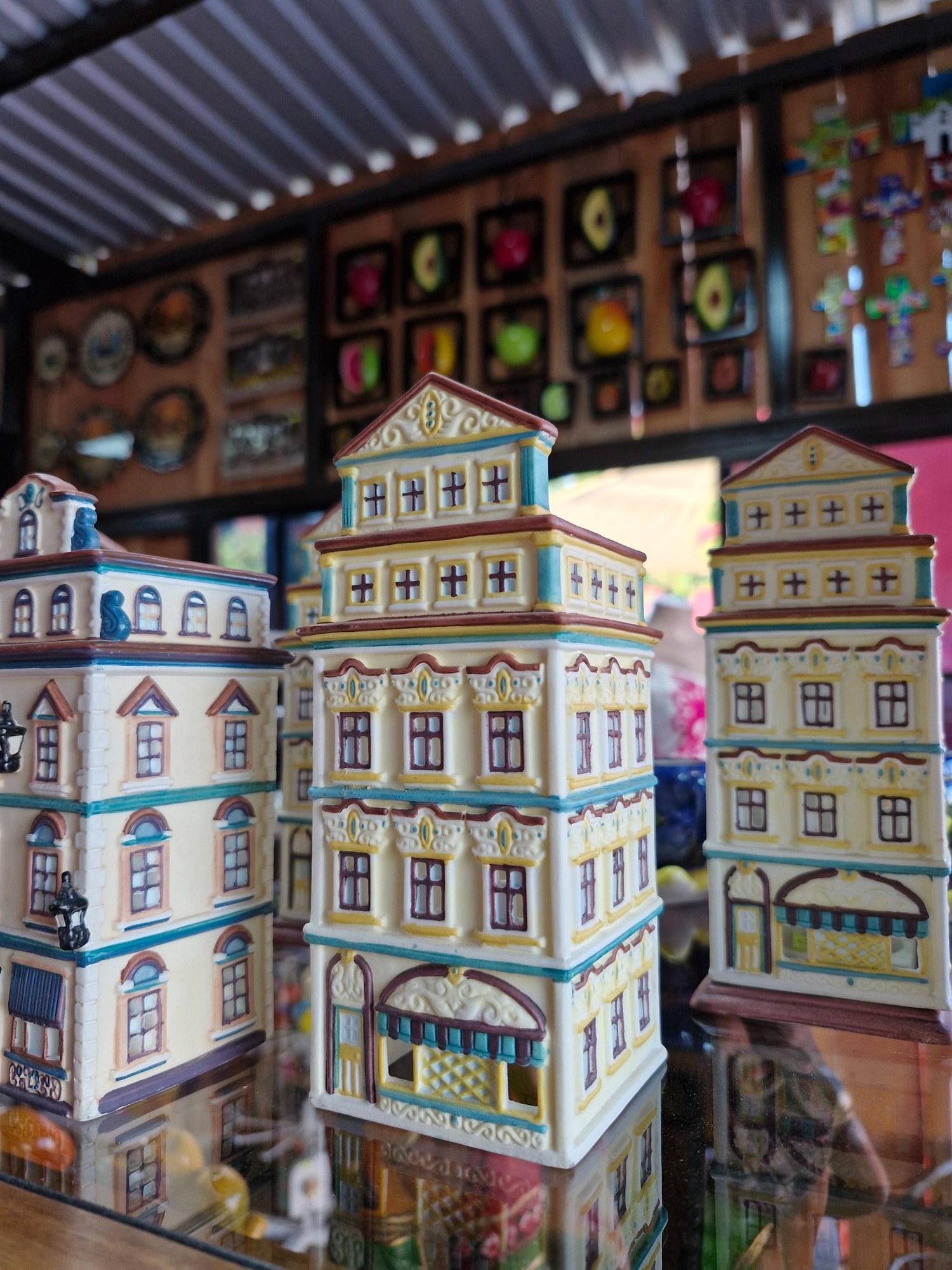 Miniaturas artesanales de edificios coloniales de El Salvador