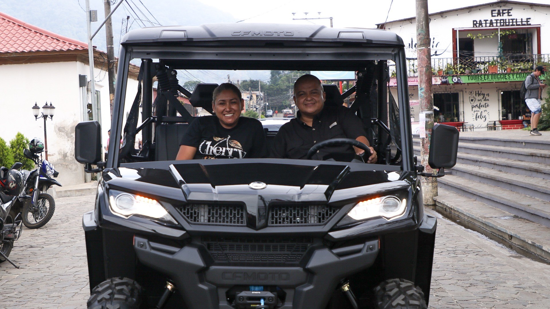 Pareja disfrutando un tour en buggy por Apaneca