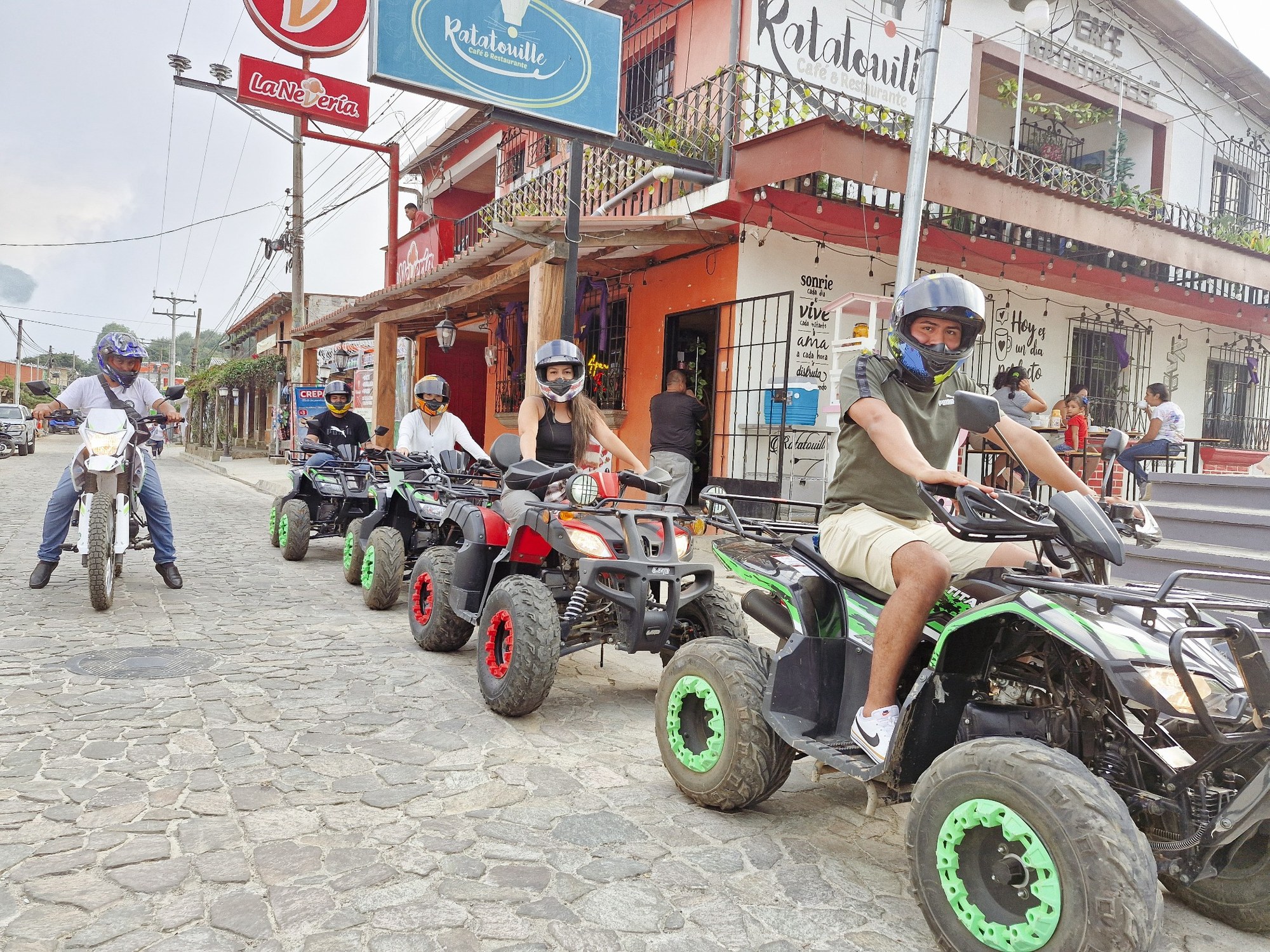 Cuatrimotos listas para iniciar un recorrido turístico en Apaneca