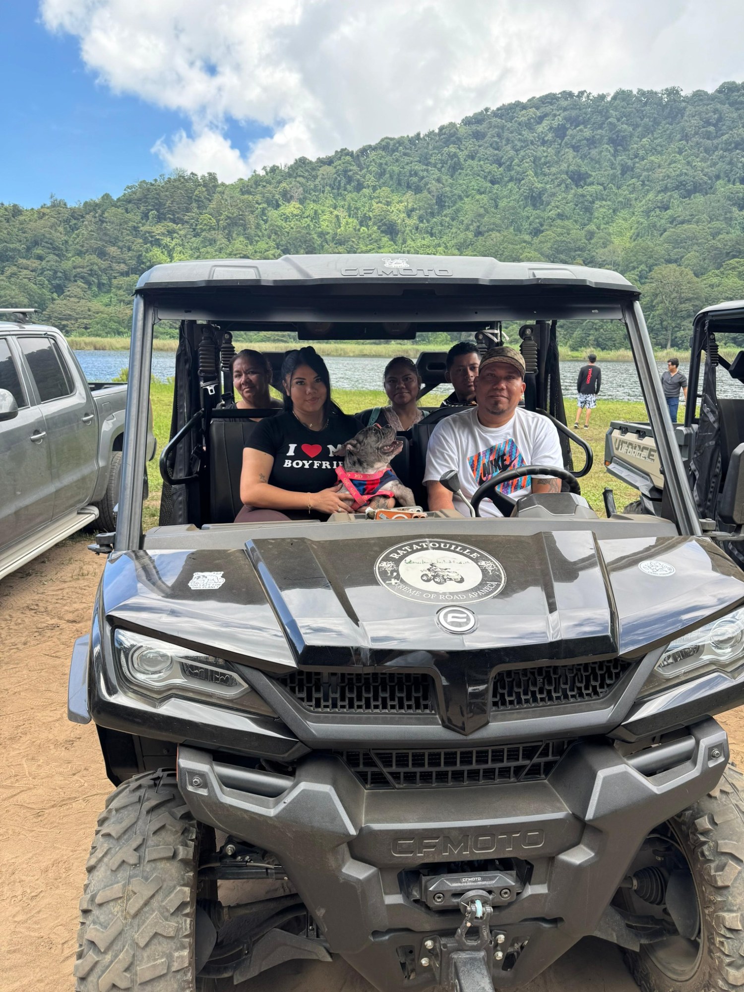 Familia disfrutando un tour en buggy frente a Laguna Verde en Apaneca